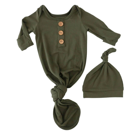 Green baby outfit with long-sleeve gown and matching hat
