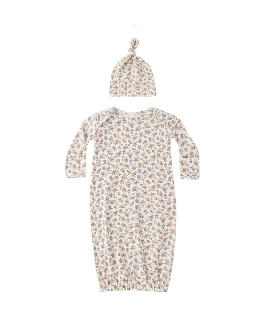 Baby gown and hat set with floral pattern 